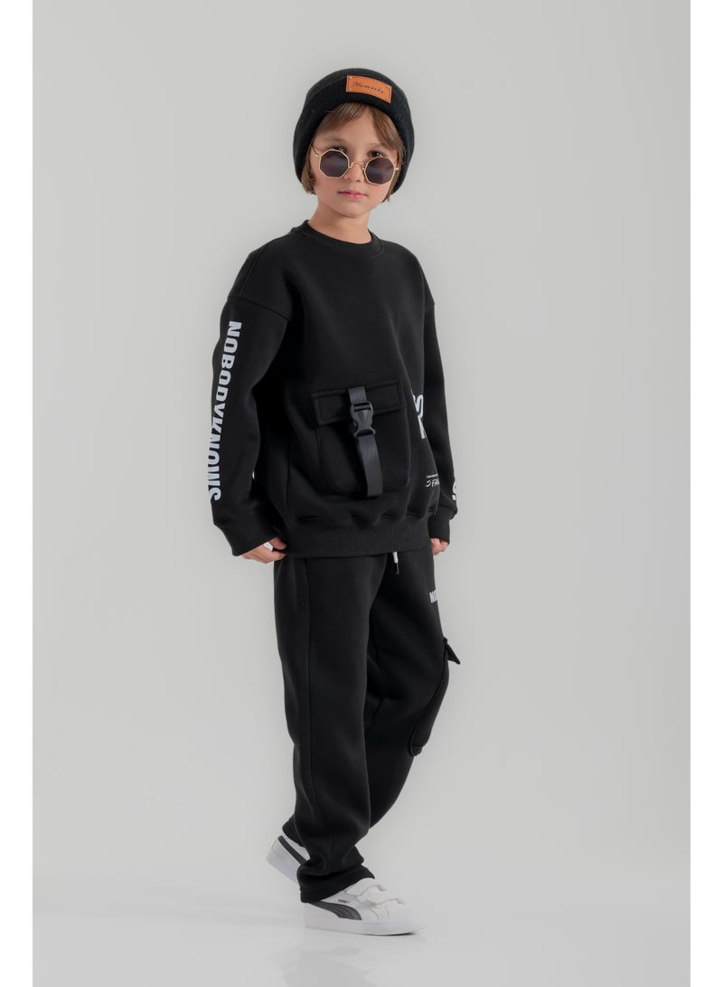 سي إن جينز وير كيدز طقم أولادي بطبعة NO BODY KNOW - Image 4